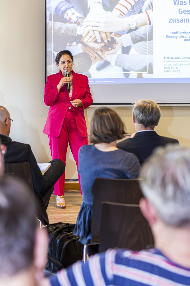 Sosan Azad, Streit Entknoten, Moderation