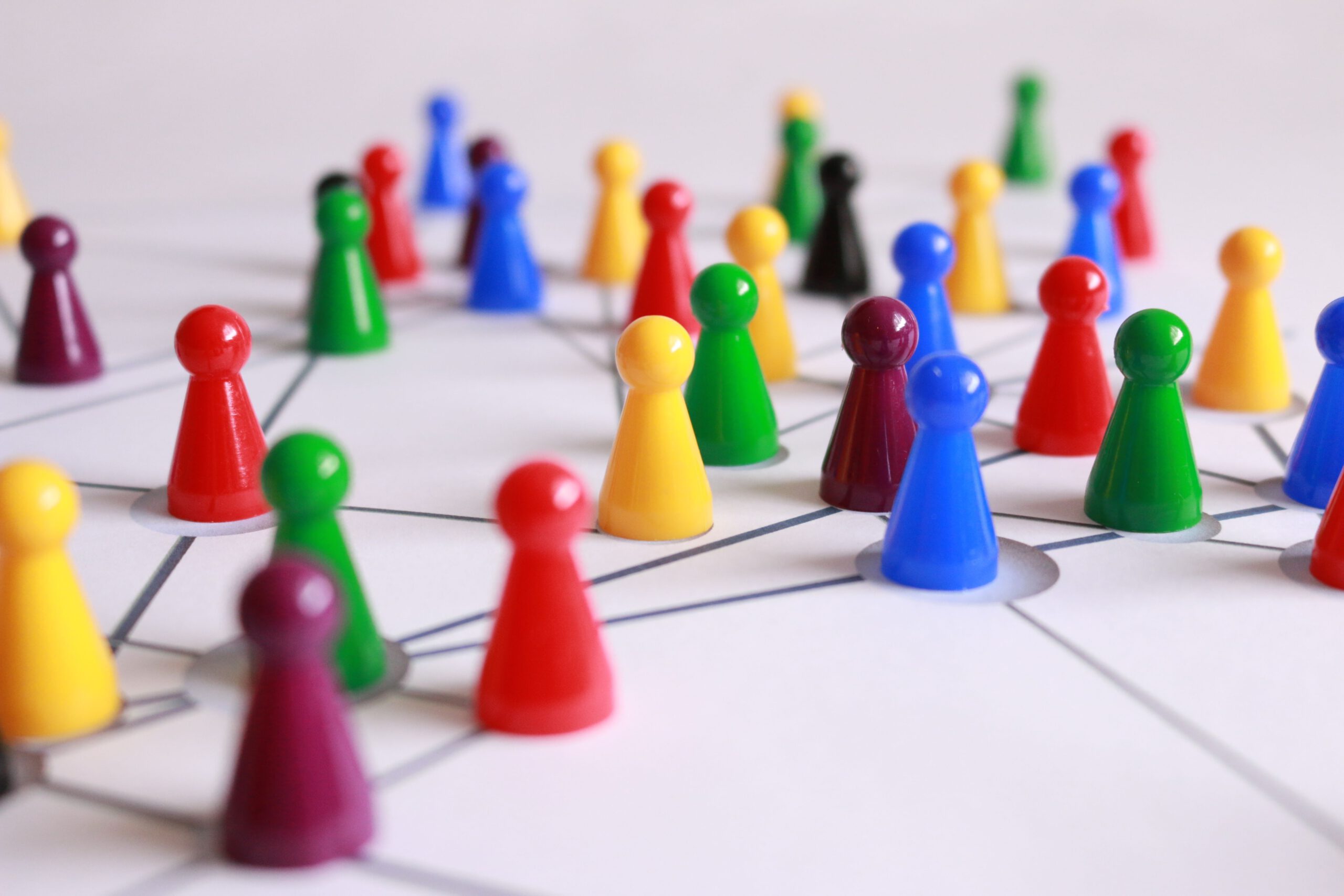Spielsteine auf einem vernetzten Spielfeld